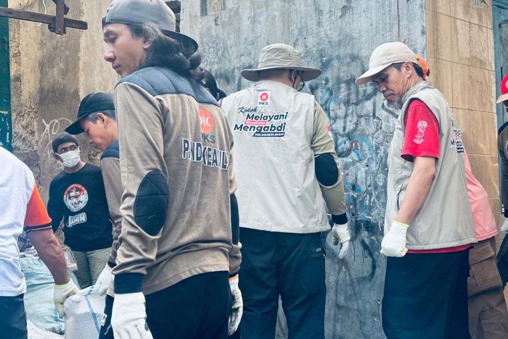 PKS Grogol Petamburan Salurkan Bantuan untuk Warga Terdampak Kebakaran di Jelambar