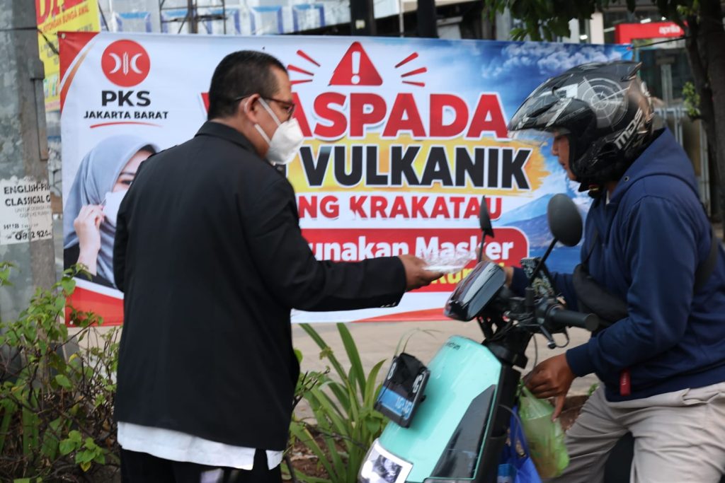 PKS Jakarta Barat Bagikan 1.000 Masker untuk Warga Terdampak Abu Vulkanik Gunung Anak Krakatau